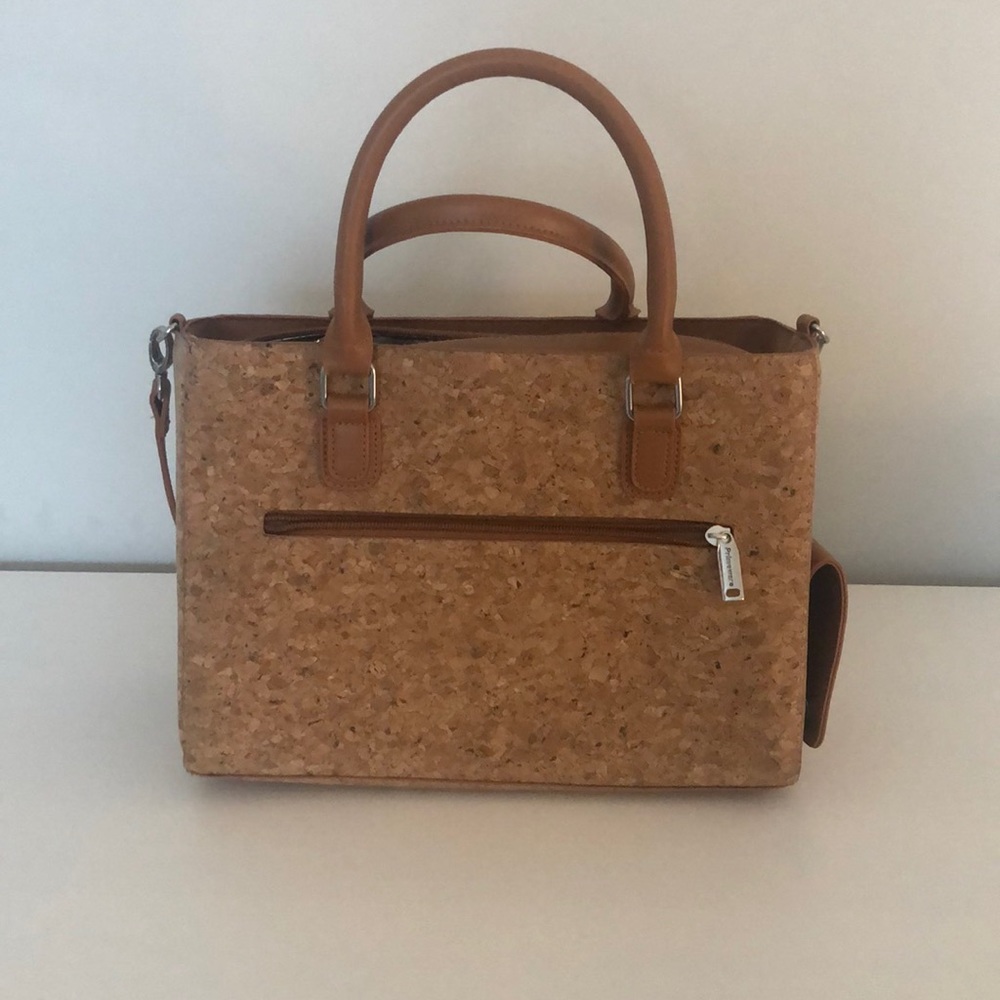Wine dispensing purse